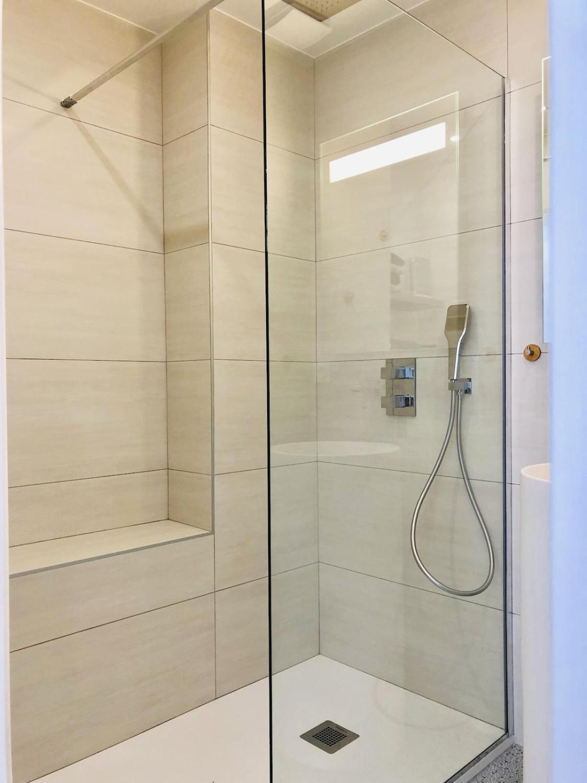 T3 Front De Mer Dernier Etage Vue Mer Petit Havre De Paix Pour Vos Vacances Emplacement Unique Vue Mer Panoramique A 180 Degres Pour Ce T3 En Face De La Plage Front De Mer Vue Sur Les Iles 5 Et Dernier Etage Avec Ascenseur เลอลาวองดูว์ ภายนอก รูปภาพ