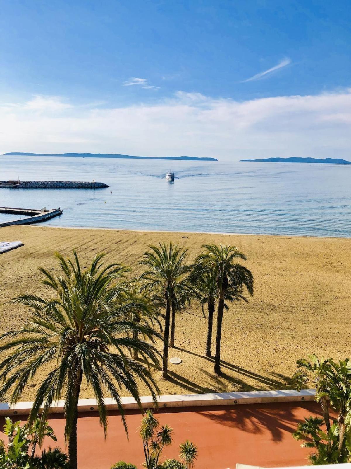 T3 Front De Mer Dernier Etage Vue Mer Petit Havre De Paix Pour Vos Vacances Emplacement Unique Vue Mer Panoramique A 180 Degres Pour Ce T3 En Face De La Plage Front De Mer Vue Sur Les Iles 5 Et Dernier Etage Avec Ascenseur เลอลาวองดูว์ ภายนอก รูปภาพ